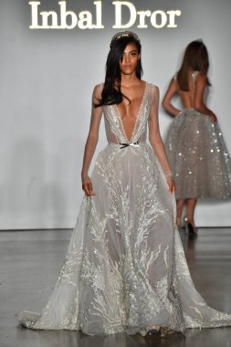 New York, Ny - 4 Ekim: Inbal Dror Fall 2020 Gelinlik Runway Show sırasında 4 Ekim 2019 'da New York' ta bir model podyumda yürür..