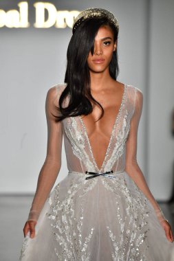 New York, Ny - 4 Ekim: Inbal Dror Fall 2020 Gelinlik Runway Show sırasında 4 Ekim 2019 'da New York' ta bir model podyumda yürür..