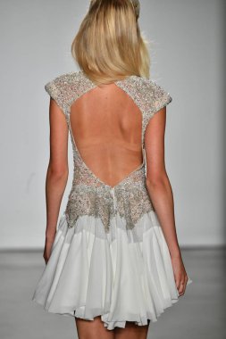 New York, Ny - 4 Ekim: Inbal Dror Fall 2020 Gelinlik Runway Show sırasında 4 Ekim 2019 'da New York' ta bir model podyumda yürür..