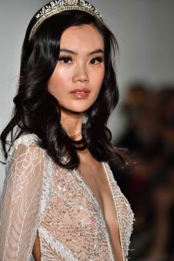New York, Ny - 4 Ekim: Inbal Dror Fall 2020 Gelinlik Runway Show sırasında 4 Ekim 2019 'da New York' ta bir model podyumda yürür..