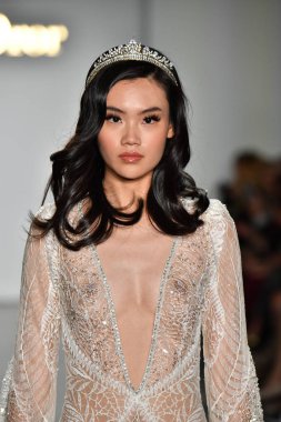 New York, Ny - 4 Ekim: Inbal Dror Fall 2020 Gelinlik Runway Show sırasında 4 Ekim 2019 'da New York' ta bir model podyumda yürür..