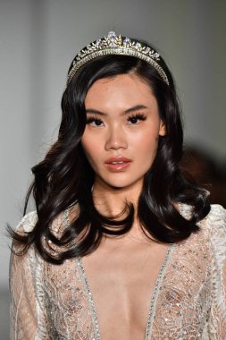 New York, Ny - 4 Ekim: Inbal Dror Fall 2020 Gelinlik Runway Show sırasında 4 Ekim 2019 'da New York' ta bir model podyumda yürür..