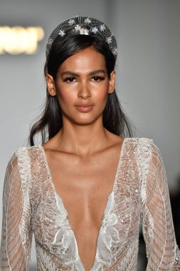 New York, Ny - 4 Ekim: Inbal Dror Fall 2020 Gelinlik Runway Show sırasında 4 Ekim 2019 'da New York' ta bir model podyumda yürür..