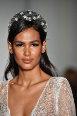 New York, Ny - 4 Ekim: Inbal Dror Fall 2020 Gelinlik Runway Show sırasında 4 Ekim 2019 'da New York' ta bir model podyumda yürür..