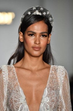 New York, Ny - 4 Ekim: Inbal Dror Fall 2020 Gelinlik Runway Show sırasında 4 Ekim 2019 'da New York' ta bir model podyumda yürür..