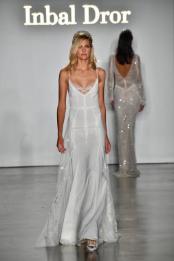 New York, Ny - 4 Ekim: Inbal Dror Fall 2020 Gelinlik Runway Show sırasında 4 Ekim 2019 'da New York' ta bir model podyumda yürür..