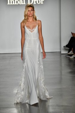 New York, Ny - 4 Ekim: Inbal Dror Fall 2020 Gelinlik Runway Show sırasında 4 Ekim 2019 'da New York' ta bir model podyumda yürür..