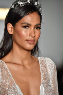 New York, Ny - 4 Ekim: Inbal Dror Fall 2020 Gelinlik Runway Show sırasında 4 Ekim 2019 'da New York' ta bir model podyumda yürür..