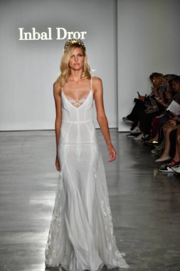New York, Ny - 4 Ekim: Inbal Dror Fall 2020 Gelinlik Runway Show sırasında 4 Ekim 2019 'da New York' ta bir model podyumda yürür..