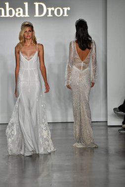 New York, Ny - 4 Ekim: Inbal Dror Fall 2020 Gelinlik Runway Show sırasında 4 Ekim 2019 'da New York' ta bir model podyumda yürür..