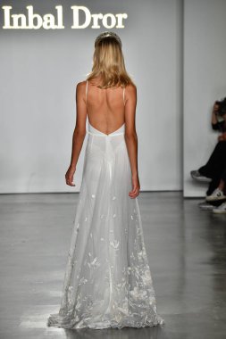 New York, Ny - 4 Ekim: Inbal Dror Fall 2020 Gelinlik Runway Show sırasında 4 Ekim 2019 'da New York' ta bir model podyumda yürür..