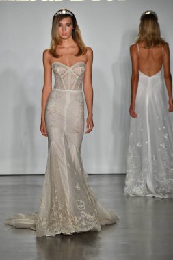 New York, Ny - 4 Ekim: Inbal Dror Fall 2020 Gelinlik Runway Show sırasında 4 Ekim 2019 'da New York' ta bir model podyumda yürür..