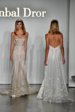 New York, Ny - 4 Ekim: Inbal Dror Fall 2020 Gelinlik Runway Show sırasında 4 Ekim 2019 'da New York' ta bir model podyumda yürür..