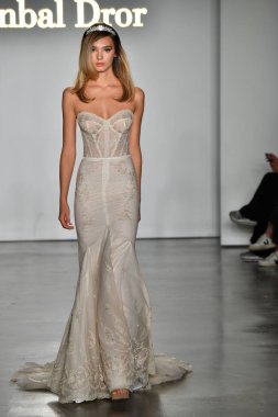 New York, Ny - 4 Ekim: Inbal Dror Fall 2020 Gelinlik Runway Show sırasında 4 Ekim 2019 'da New York' ta bir model podyumda yürür..