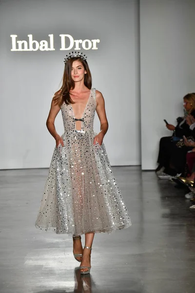 New York October Model Walks Runway Inbal Dror Fall 2020 — 스톡 사진