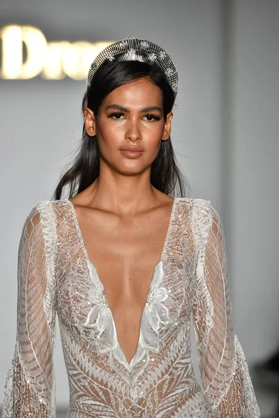 Nueva York Octubre Una Modelo Camina Por Pasarela Durante Inbal — Foto de Stock