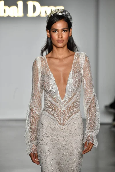 Nueva York Octubre Una Modelo Camina Por Pasarela Durante Inbal — Foto de Stock