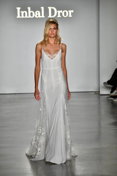 New York October Model Walks Runway Inbal Dror Fall 2020 — 스톡 사진