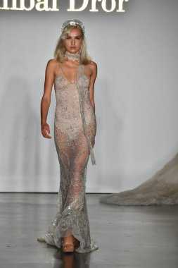 New York, Ny - 4 Ekim: Inbal Dror Fall 2020 Gelinlik Runway Show sırasında 4 Ekim 2019 'da New York' ta bir model podyumda yürür..