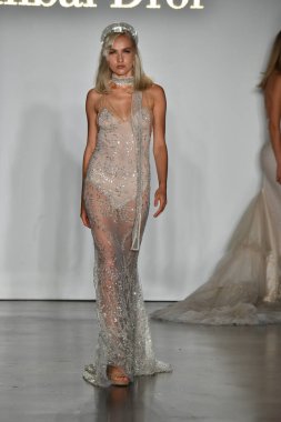 New York, Ny - 4 Ekim: Inbal Dror Fall 2020 Gelinlik Runway Show sırasında 4 Ekim 2019 'da New York' ta bir model podyumda yürür..