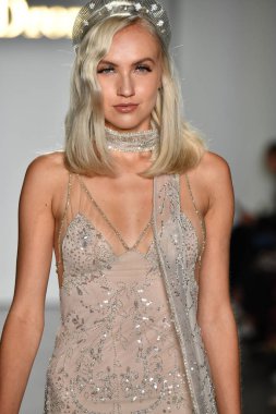 New York, Ny - 4 Ekim: Inbal Dror Fall 2020 Gelinlik Runway Show sırasında 4 Ekim 2019 'da New York' ta bir model podyumda yürür..