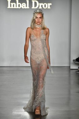 New York, Ny - 4 Ekim: Inbal Dror Fall 2020 Gelinlik Runway Show sırasında 4 Ekim 2019 'da New York' ta bir model podyumda yürür..