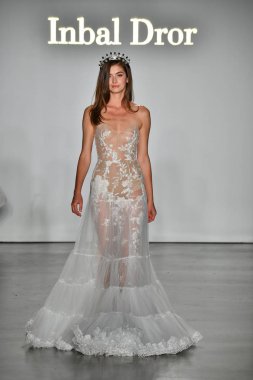 New York, Ny - 4 Ekim: Inbal Dror Fall 2020 Gelinlik Runway Show sırasında 4 Ekim 2019 'da New York' ta bir model podyumda yürür..