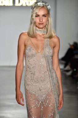 New York, Ny - 4 Ekim: Inbal Dror Fall 2020 Gelinlik Runway Show sırasında 4 Ekim 2019 'da New York' ta bir model podyumda yürür..