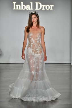 New York, Ny - 4 Ekim: Inbal Dror Fall 2020 Gelinlik Runway Show sırasında 4 Ekim 2019 'da New York' ta bir model podyumda yürür..