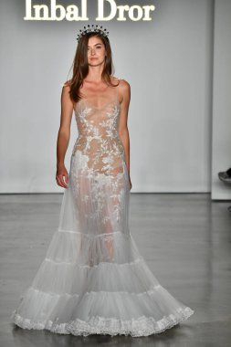 New York, Ny - 4 Ekim: Inbal Dror Fall 2020 Gelinlik Runway Show sırasında 4 Ekim 2019 'da New York' ta bir model podyumda yürür..