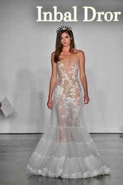 New York, Ny - 4 Ekim: Inbal Dror Fall 2020 Gelinlik Runway Show sırasında 4 Ekim 2019 'da New York' ta bir model podyumda yürür..