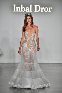New York, Ny - 4 Ekim: Inbal Dror Fall 2020 Gelinlik Runway Show sırasında 4 Ekim 2019 'da New York' ta bir model podyumda yürür..