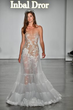 New York, Ny - 4 Ekim: Inbal Dror Fall 2020 Gelinlik Runway Show sırasında 4 Ekim 2019 'da New York' ta bir model podyumda yürür..