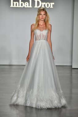 New York, Ny - 4 Ekim: Inbal Dror Fall 2020 Gelinlik Runway Show sırasında 4 Ekim 2019 'da New York' ta bir model podyumda yürür..