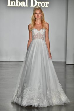 New York, Ny - 4 Ekim: Inbal Dror Fall 2020 Gelinlik Runway Show sırasında 4 Ekim 2019 'da New York' ta bir model podyumda yürür..