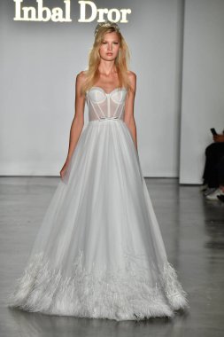 New York, Ny - 4 Ekim: Inbal Dror Fall 2020 Gelinlik Runway Show sırasında 4 Ekim 2019 'da New York' ta bir model podyumda yürür..