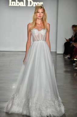 New York, Ny - 4 Ekim: Inbal Dror Fall 2020 Gelinlik Runway Show sırasında 4 Ekim 2019 'da New York' ta bir model podyumda yürür..