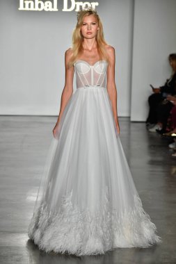 New York, Ny - 4 Ekim: Inbal Dror Fall 2020 Gelinlik Runway Show sırasında 4 Ekim 2019 'da New York' ta bir model podyumda yürür..