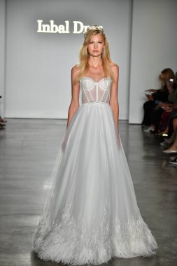 New York, Ny - 4 Ekim: Inbal Dror Fall 2020 Gelinlik Runway Show sırasında 4 Ekim 2019 'da New York' ta bir model podyumda yürür..