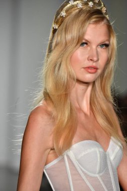New York, Ny - 4 Ekim: Inbal Dror Fall 2020 Gelinlik Runway Show sırasında 4 Ekim 2019 'da New York' ta bir model podyumda yürür..