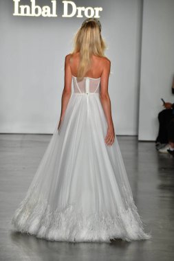 New York, Ny - 4 Ekim: Inbal Dror Fall 2020 Gelinlik Runway Show sırasında 4 Ekim 2019 'da New York' ta bir model podyumda yürür..