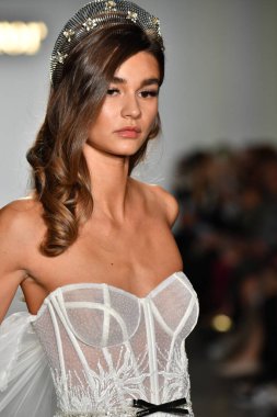 New York, Ny - 4 Ekim: Inbal Dror Fall 2020 Gelinlik Runway Show sırasında 4 Ekim 2019 'da New York' ta bir model podyumda yürür..