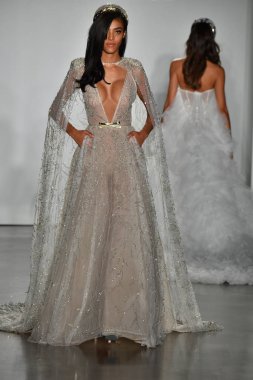 New York, Ny - 4 Ekim: Inbal Dror Fall 2020 Gelinlik Runway Show sırasında 4 Ekim 2019 'da New York' ta bir model podyumda yürür..