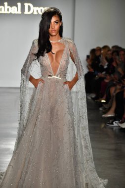 New York, Ny - 4 Ekim: Inbal Dror Fall 2020 Gelinlik Runway Show sırasında 4 Ekim 2019 'da New York' ta bir model podyumda yürür..