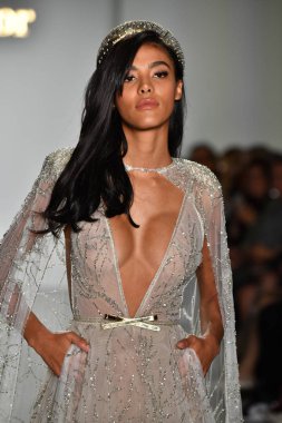 New York, Ny - 4 Ekim: Inbal Dror Fall 2020 Gelinlik Runway Show sırasında 4 Ekim 2019 'da New York' ta bir model podyumda yürür..