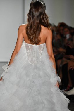 New York, Ny - 4 Ekim: Inbal Dror Fall 2020 Gelinlik Runway Show sırasında 4 Ekim 2019 'da New York' ta bir model podyumda yürür..