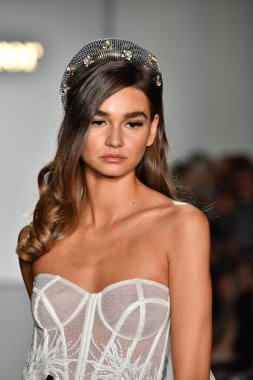 New York, Ny - 4 Ekim: Inbal Dror Fall 2020 Gelinlik Runway Show sırasında 4 Ekim 2019 'da New York' ta bir model podyumda yürür..
