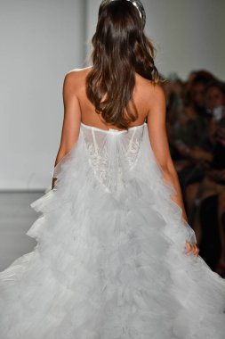 New York, Ny - 4 Ekim: Inbal Dror Fall 2020 Gelinlik Runway Show sırasında 4 Ekim 2019 'da New York' ta bir model podyumda yürür..