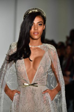 New York, Ny - 4 Ekim: Inbal Dror Fall 2020 Gelinlik Runway Show sırasında 4 Ekim 2019 'da New York' ta bir model podyumda yürür..