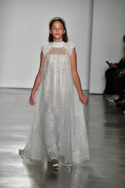 New York, Ny - 4 Ekim: Inbal 'in kızı Emma, Inbal Dror Fall 2020 Gelinlik Runway Show sırasında 4 Ekim 2019' da New York 'ta podyumda yürüyor..